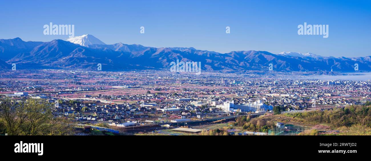 Paesaggi della Prefettura di Yamanashi la pesca fiorisce nella città di Yamanashi e il Monte Fuji in lontananza l'osservatorio senza nome Foto Stock