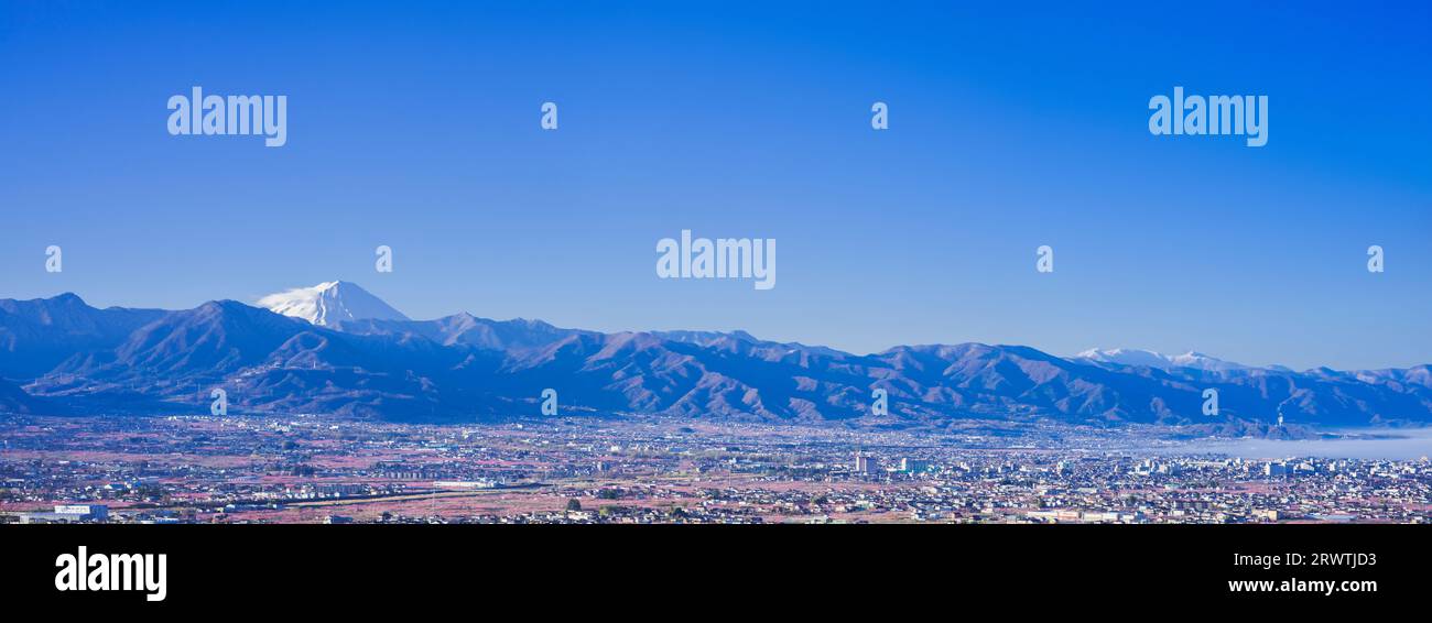 Paesaggi della Prefettura di Yamanashi la pesca fiorisce nella città di Yamanashi e il Monte Fuji in lontananza l'osservatorio senza nome Foto Stock