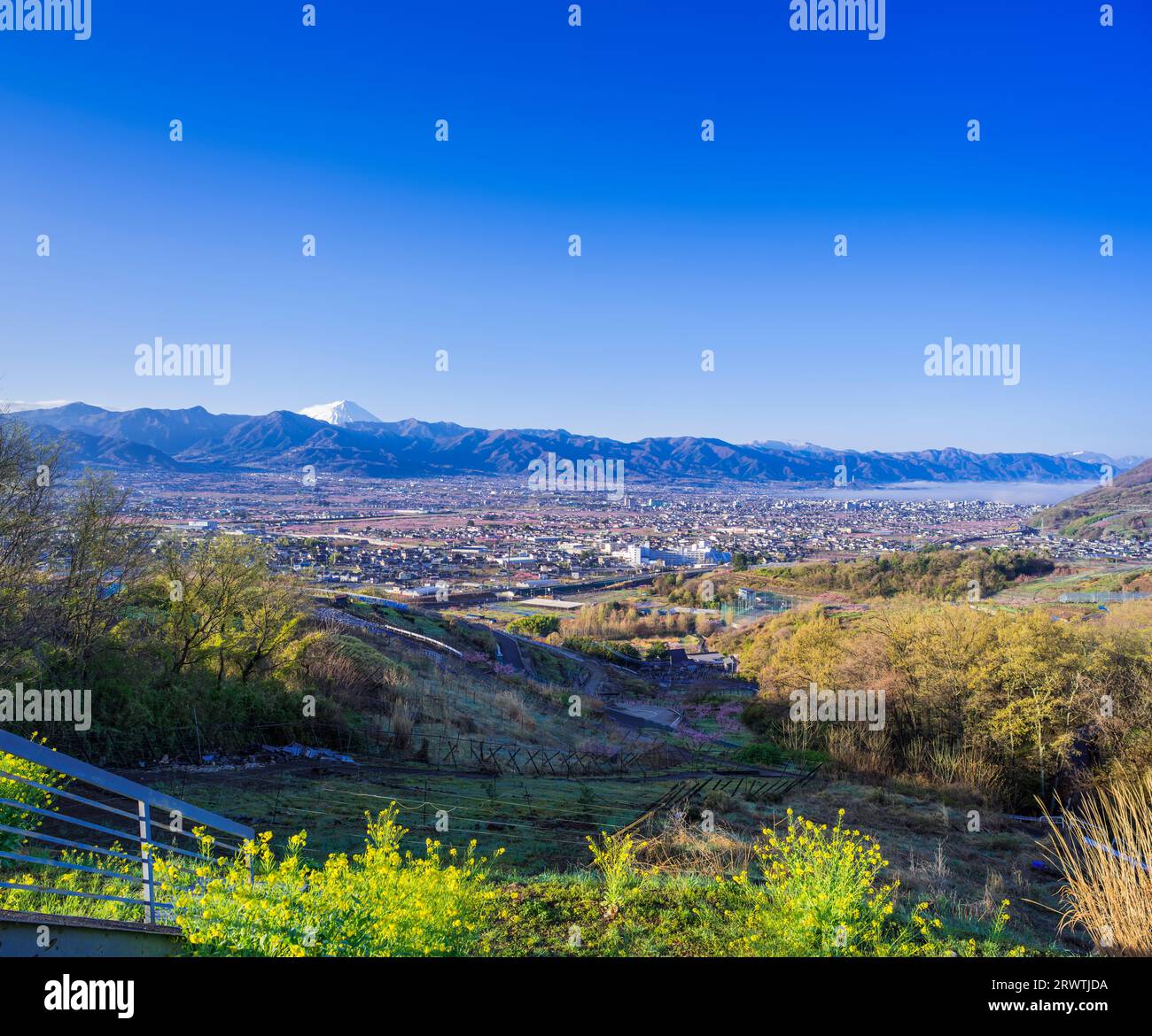 Paesaggi di Yamanashi vista in lontananza della città di Yamanashi e del monte Fuji l'osservatorio senza nome Foto Stock