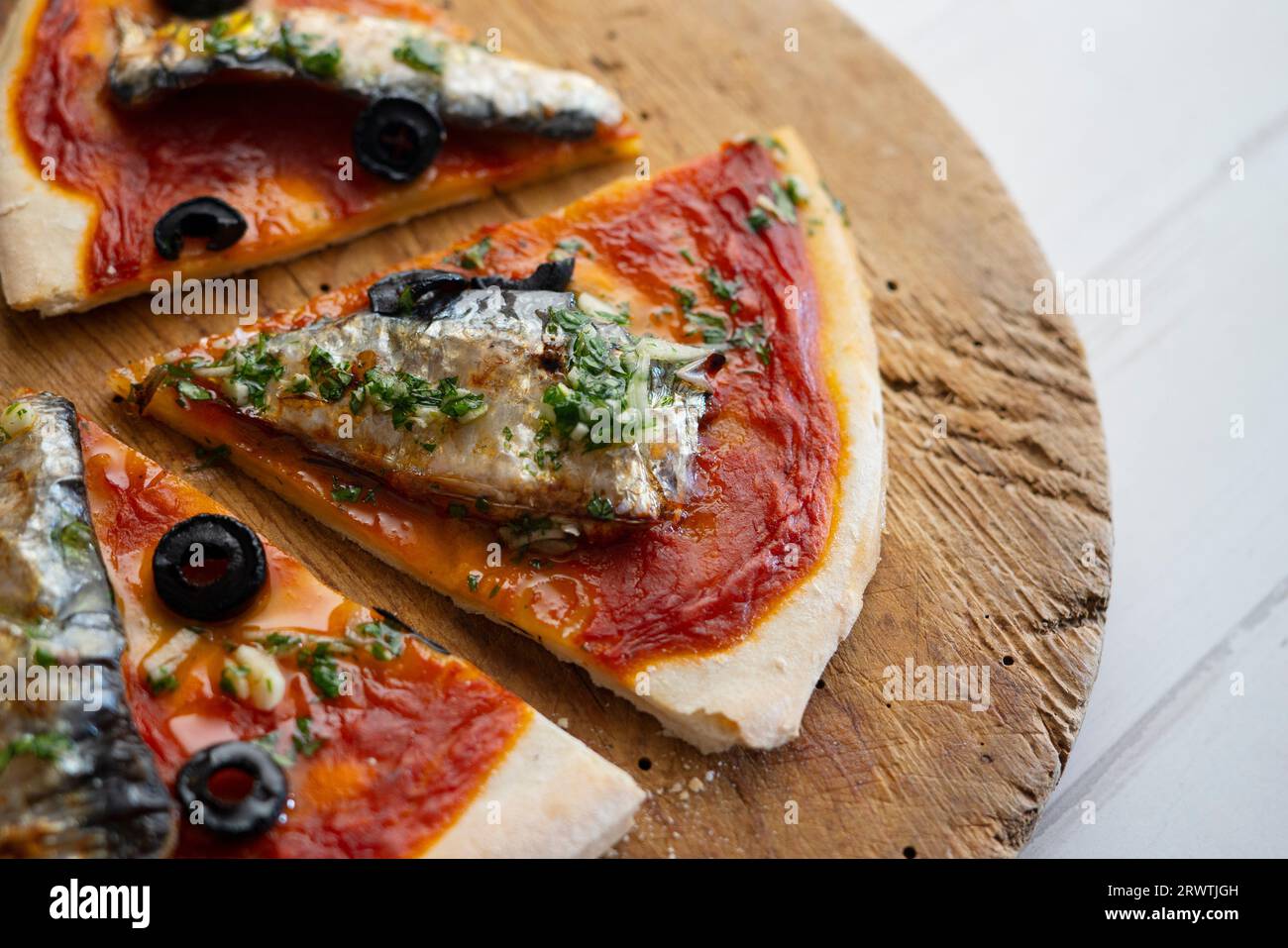 Pizza napoletana con pomodoro e sardine. Foto Stock