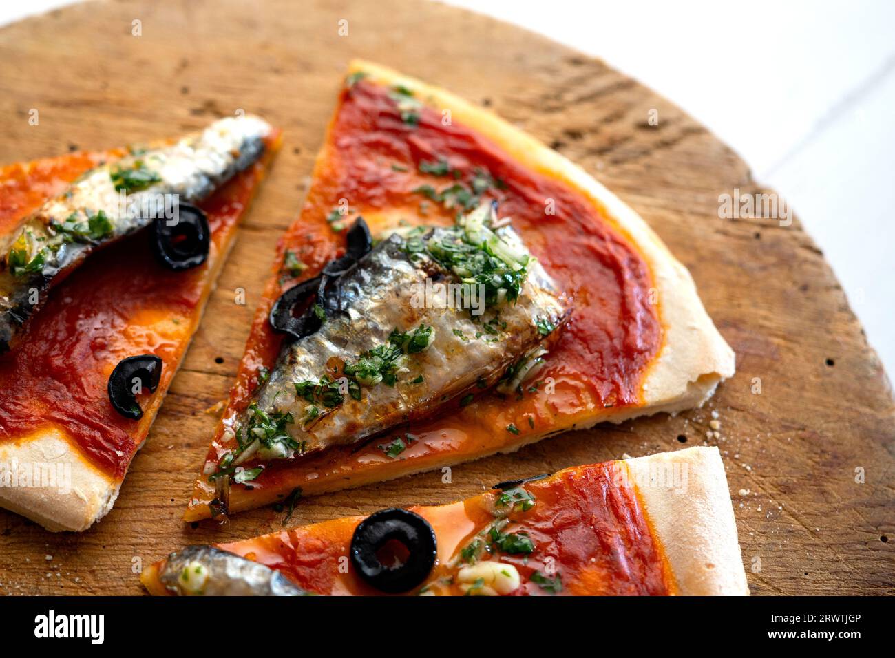 Pizza napoletana con pomodoro e sardine. Foto Stock
