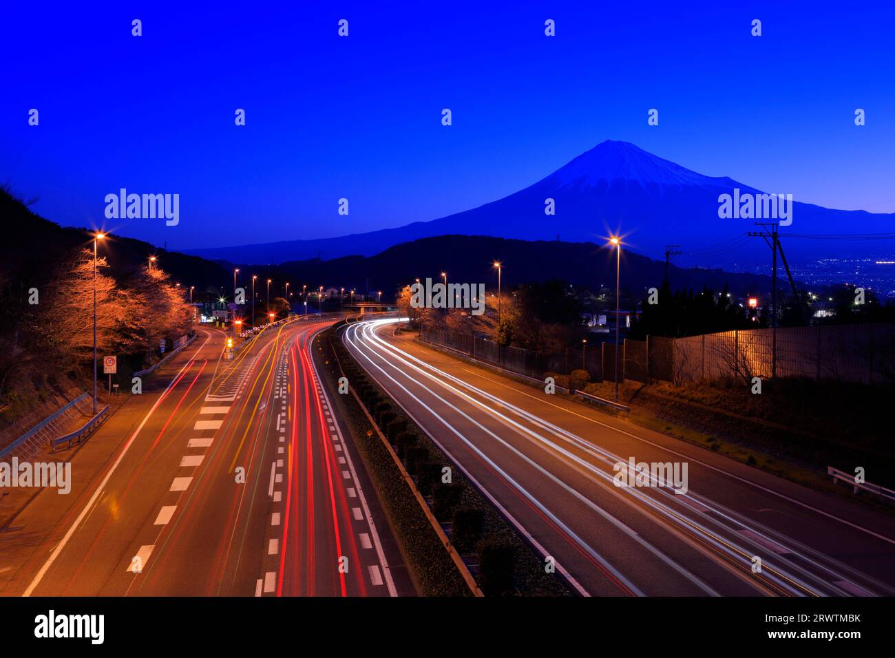 Fuji e Tomei Expressway all'alba Foto Stock