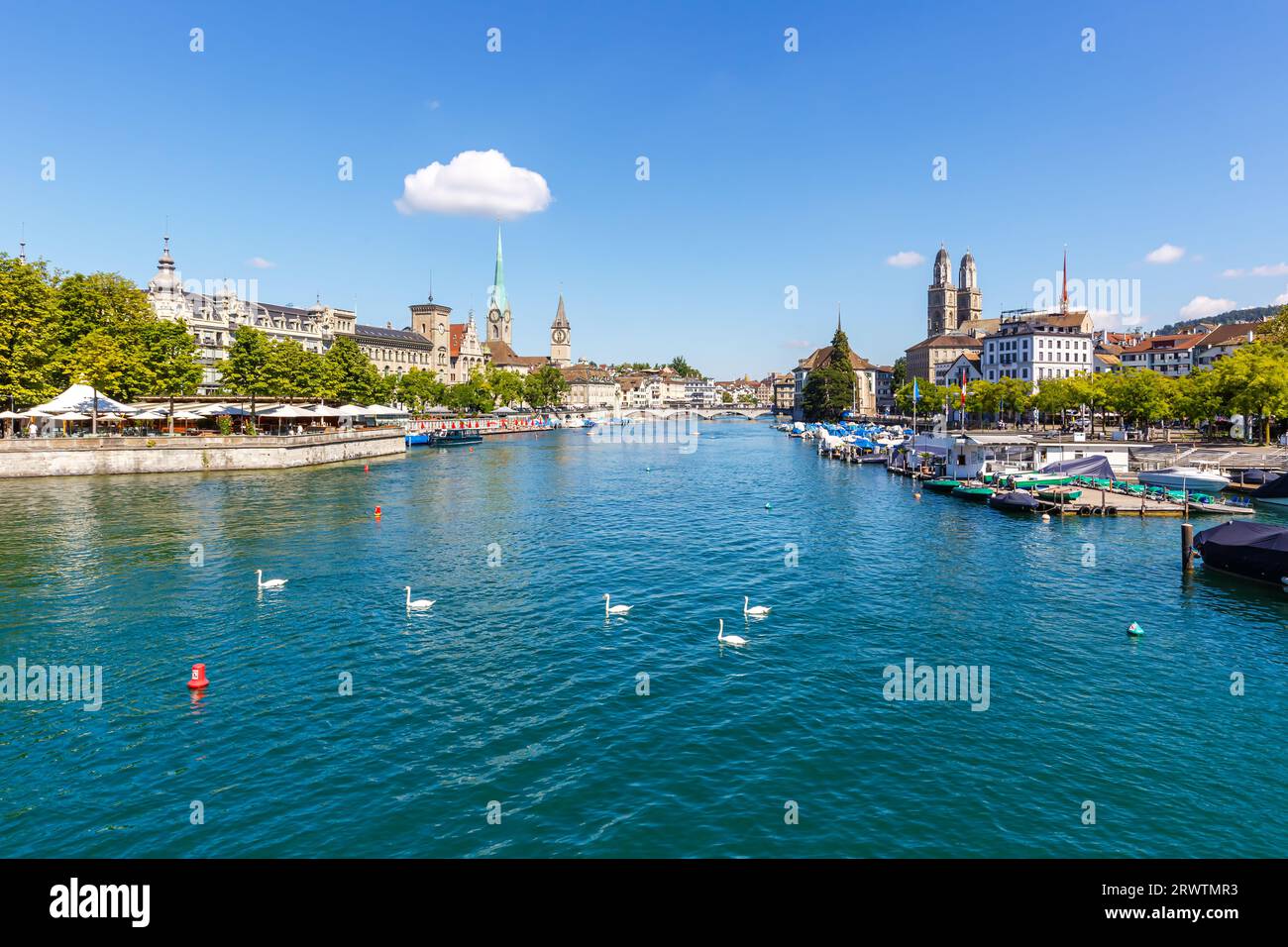 Città dello skyline di Zurigo sul fiume Linth in viaggio in Svizzera Foto Stock