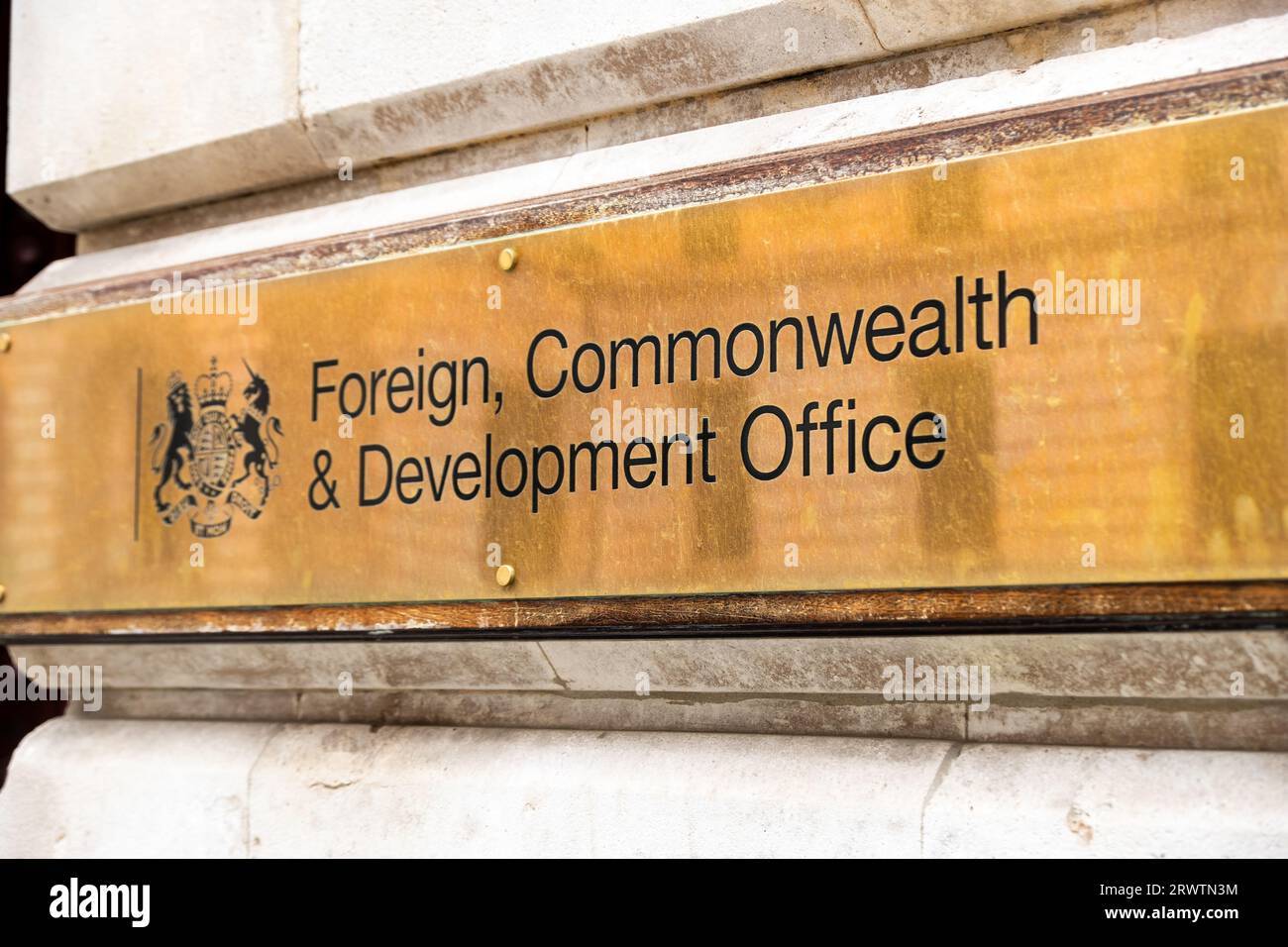 LONDRA - 18 SETTEMBRE 2023: Foreign, Commonwealth & Development Office, segnaletica esterna dell'edificio governativo del Regno Unito, situata a Whitehall, Westminster Foto Stock