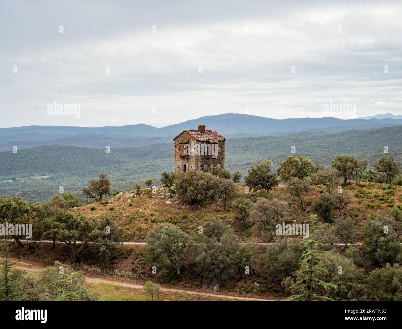 Rovine solitarie nei Pirenei spagnoli sulle colline delle montagne Foto Stock