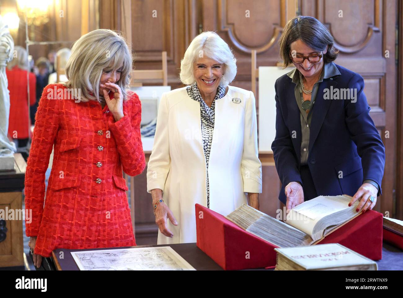 Brigitte Macron (a sinistra) e Queen Camilla (al centro) con il presidente della Biblioteca nazionale francese Laurence Engel (a destra), in vista del lancio di un nuovo premio letterario Regno Unito-Francia, il Premio intesa litteraire, durante un ricevimento alla Bibliotheque nationale de France (BnF) a Parigi il secondo giorno della visita di stato in Francia. Data foto: Giovedì 21 settembre 2023. Foto Stock