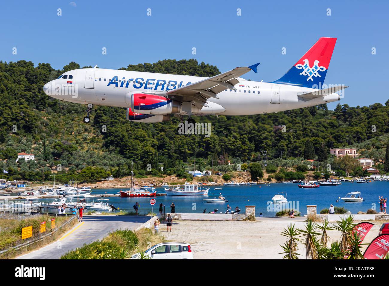 Skiathos, Grecia - 27 giugno 2023: Aereo Air Serbia Airbus A319 presso l'aeroporto di Skiathos (JSI) in Grecia. Foto Stock