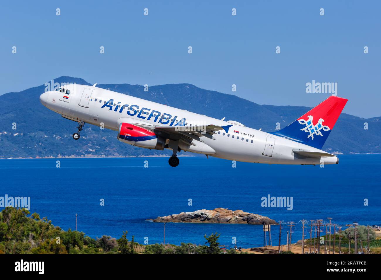 Skiathos, Grecia - 27 giugno 2023: Aereo Air Serbia Airbus A319 presso l'aeroporto di Skiathos (JSI) in Grecia. Foto Stock