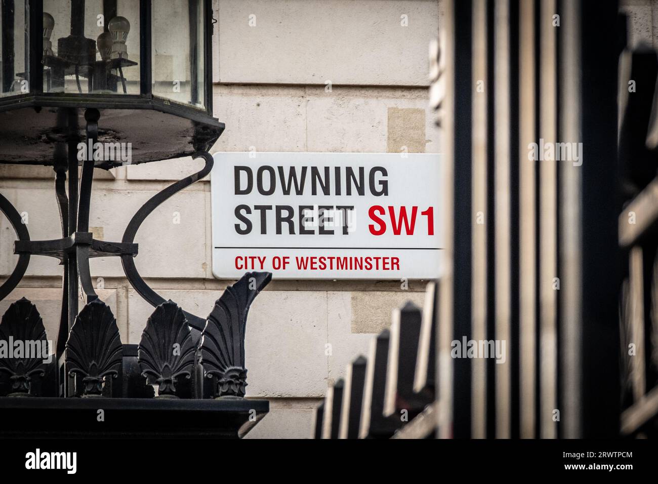 LONDRA - 18 SETTEMBRE 2023: Insegna di Downing Street, posizione del 10 Downing Street, residenza ufficiale e ufficio del primo ministro del Regno Unito Foto Stock