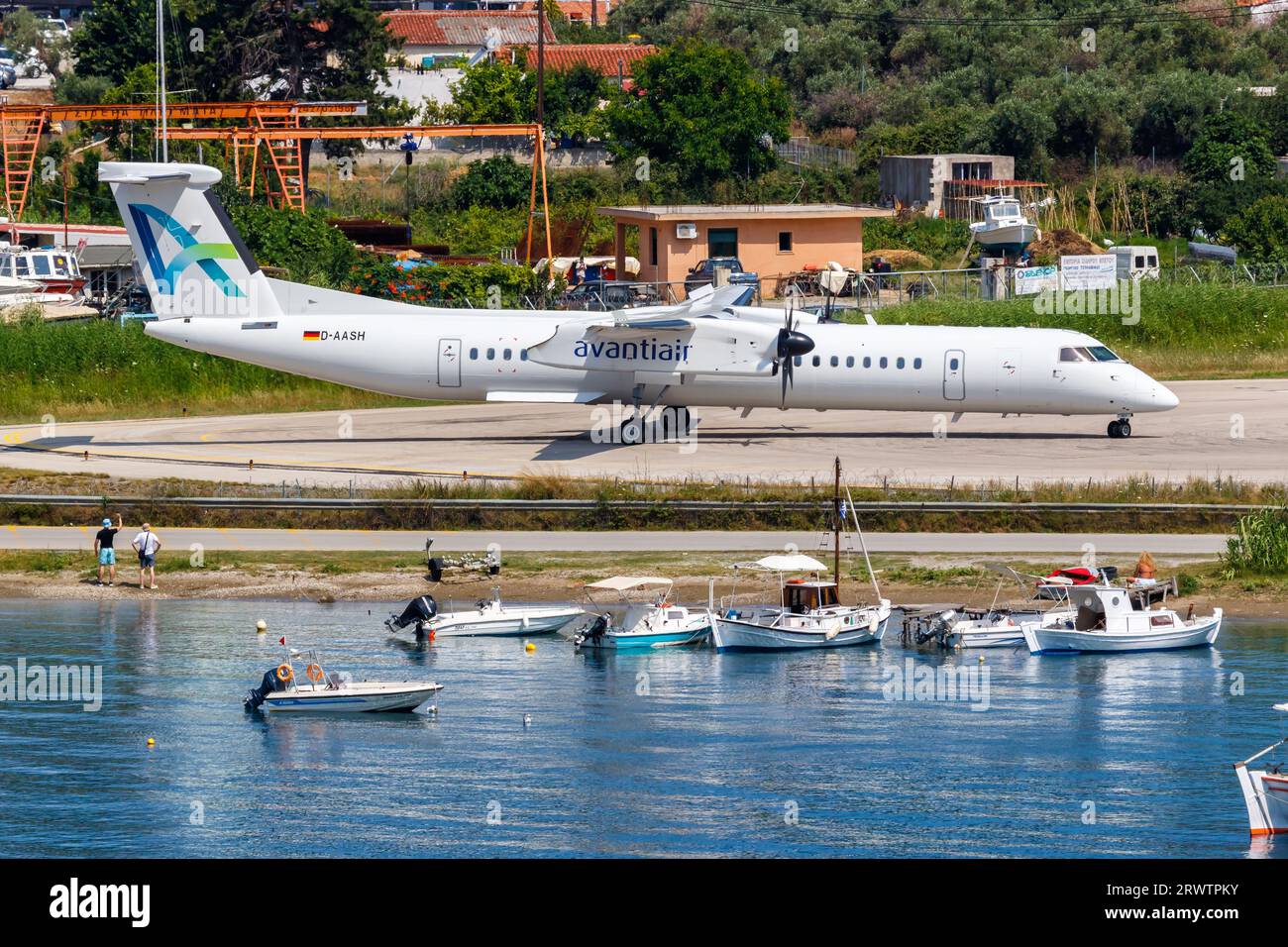 Skiathos, Grecia - 30 giugno 2023: Aereo Avanti Air De Havilland Dash 8 Q400 presso l'aeroporto di Skiathos (JSI) in Grecia. Foto Stock