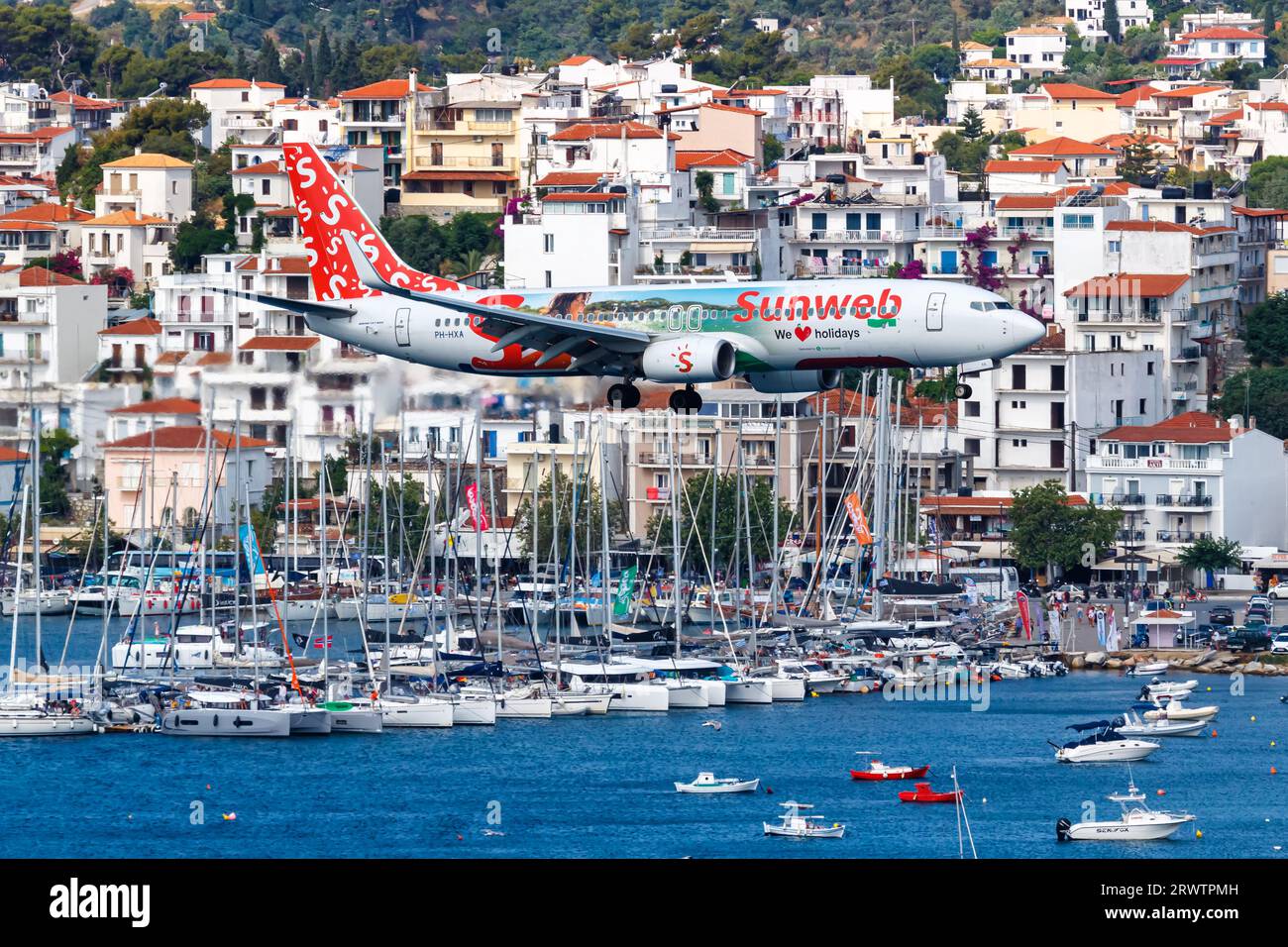Skiathos, Grecia - 29 giugno 2023: Aereo Transavia Boeing 737-800 nella livrea speciale Sunweb all'aeroporto di Skiathos (JSI) in Grecia. Foto Stock