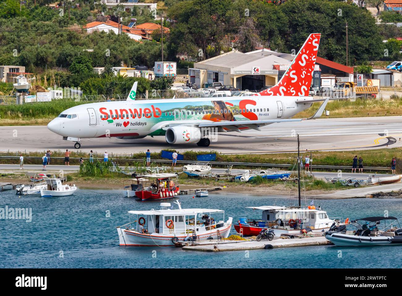 Skiathos, Grecia - 29 giugno 2023: Aereo Transavia Boeing 737-800 nella livrea speciale Sunweb all'aeroporto di Skiathos (JSI) in Grecia. Foto Stock
