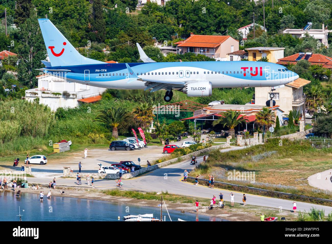 Skiathos, Grecia - 30 giugno 2023: Aereo TUI Airlines Nederland Boeing 737 MAX 8 presso l'aeroporto di Skiathos (JSI) in Grecia. Foto Stock
