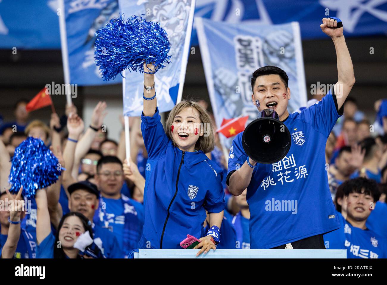 Wuhan, Cina. 20 settembre 2023. I tifosi di Wuhan Three Towns fanno il tifo durante la partita del gruppo J dei campioni della AFC tra Wuhan Three Towns e Urawa Red Diamonds del Giappone alla AFC Champions League 2023. Wuhan Three Towns, che furono incoronate nella Chinese Super League nel loro primo viaggio nel 2022, pareggiarono con il tre volte detentore del titolo Urawa Red Diamonds 2-2 in casa nel debutto della squadra cinese della AFC Champions League. (Foto di RenYong/SOPA Images/Sipa USA) credito: SIPA USA/Alamy Live News Foto Stock