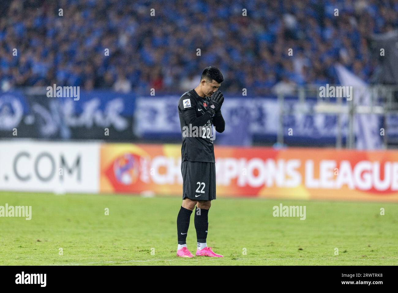 Wuhan, Cina. 20 settembre 2023. Liu Dianzuo n. 22 di Wuhan Three Towns prega durante la partita del gruppo J dei campioni dell'AFC tra Wuhan Three Towns cinese e Urawa Red Diamonds giapponese alla AFC Champions League 2023. Wuhan Three Towns, che furono incoronate nella Chinese Super League nel loro primo viaggio nel 2022, pareggiarono con il tre volte detentore del titolo Urawa Red Diamonds 2-2 in casa nel debutto della squadra cinese della AFC Champions League. (Foto di RenYong/SOPA Images/Sipa USA) credito: SIPA USA/Alamy Live News Foto Stock