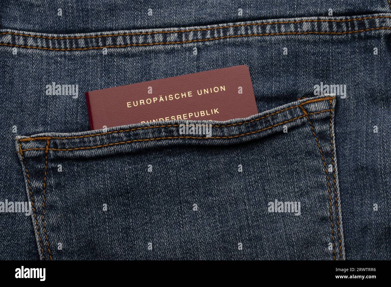 , Symbole, Deutschland, 21.09.2023, Auf dem Bild ist ein deutscher Reisepass zu sehen, der in der Tasche eines Jeans steckt. Der Pass zeigt deutlich Foto Stock