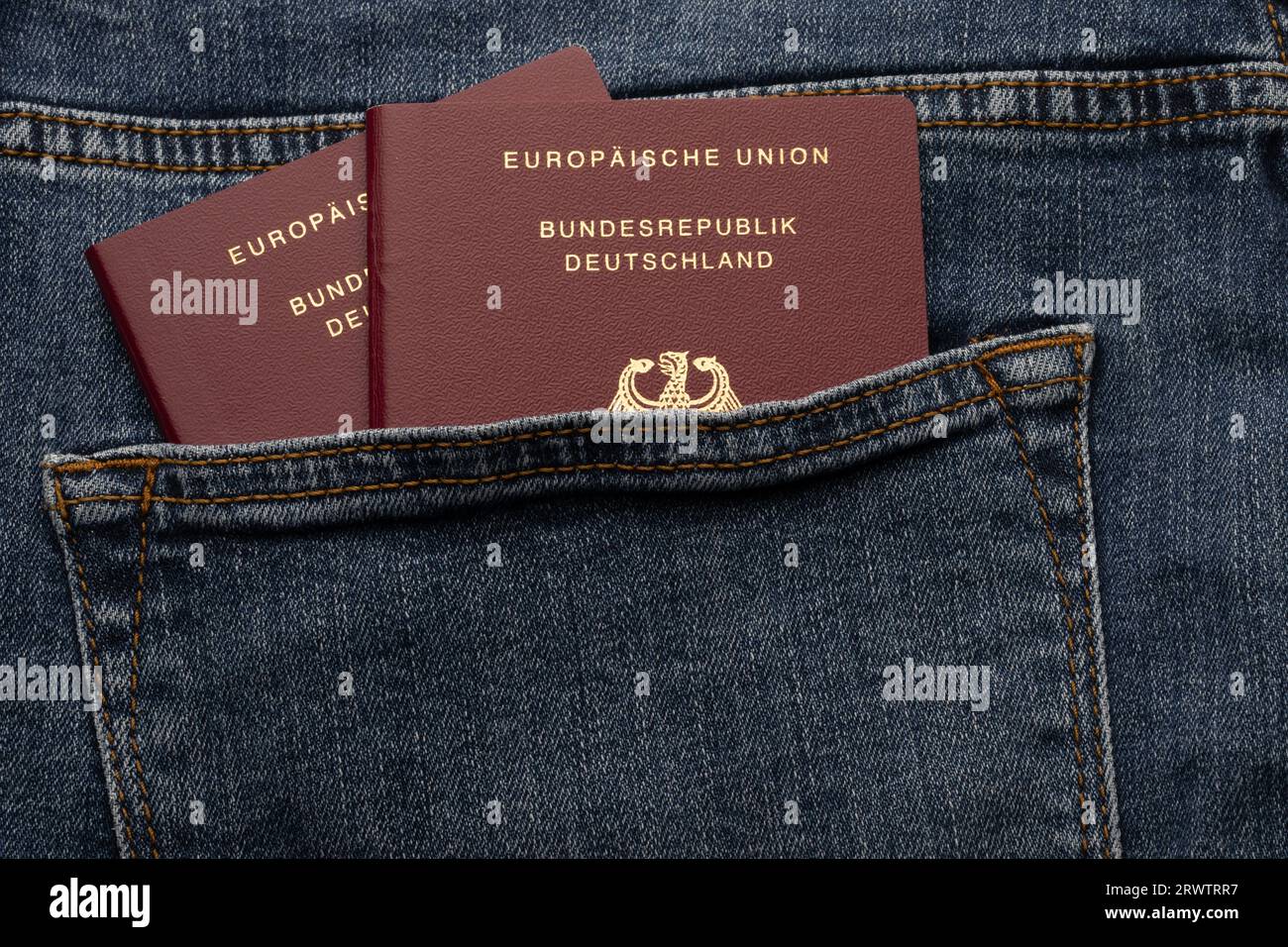 , Symbole, Deutschland, 21.09.2023, Auf dem Bild ist ein deutscher Reisepass zu sehen, der in der Tasche eines Jeans steckt. Der Pass zeigt deutlich Foto Stock