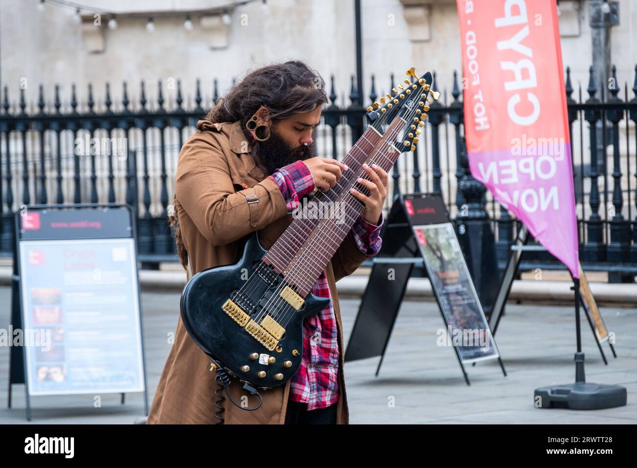 LONDRA - 18 SETTEMBRE 2023: Busker suona una chitarra a 12 corde nel West End di Londra Foto Stock