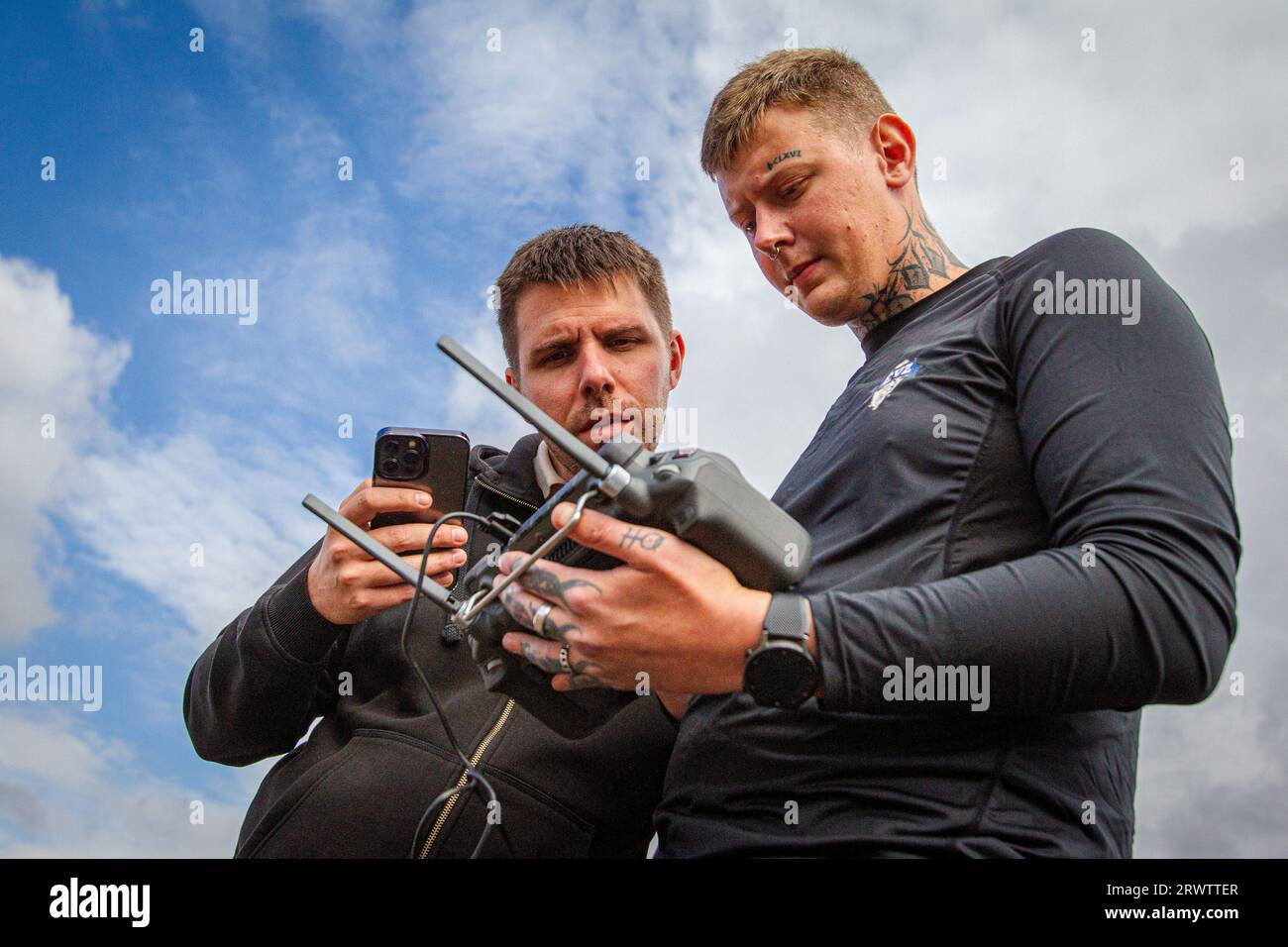 REGIONE DI ZHYTOMYR, UCRAINA - 20 SETTEMBRE 2023 - gli operatori lanciano un drone durante un tour stampa per dimostrare l'integrazione dell'IA nel processo Foto Stock