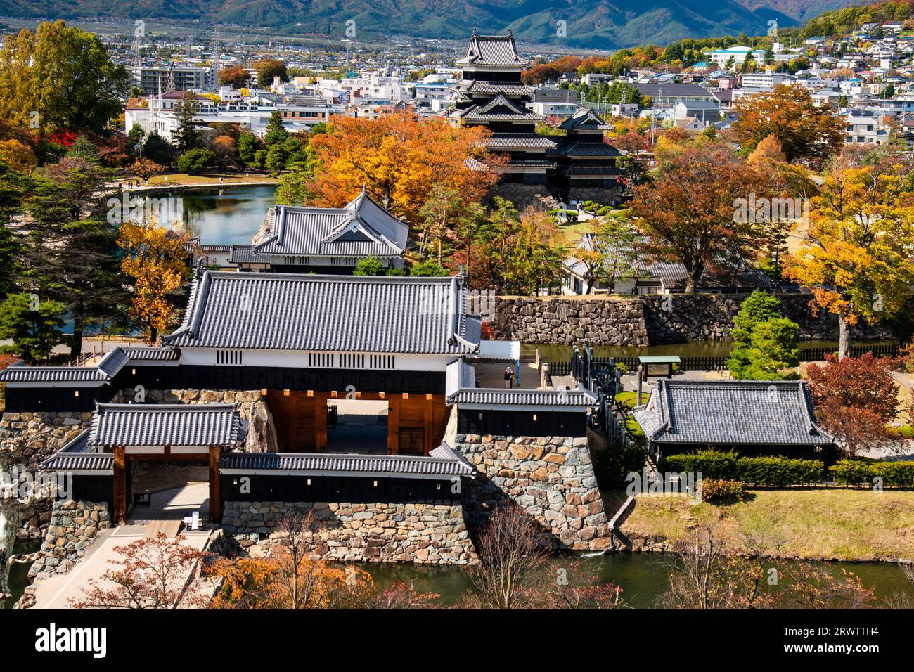 Castello di Matsumoto e Alpi settentrionali Foto Stock
