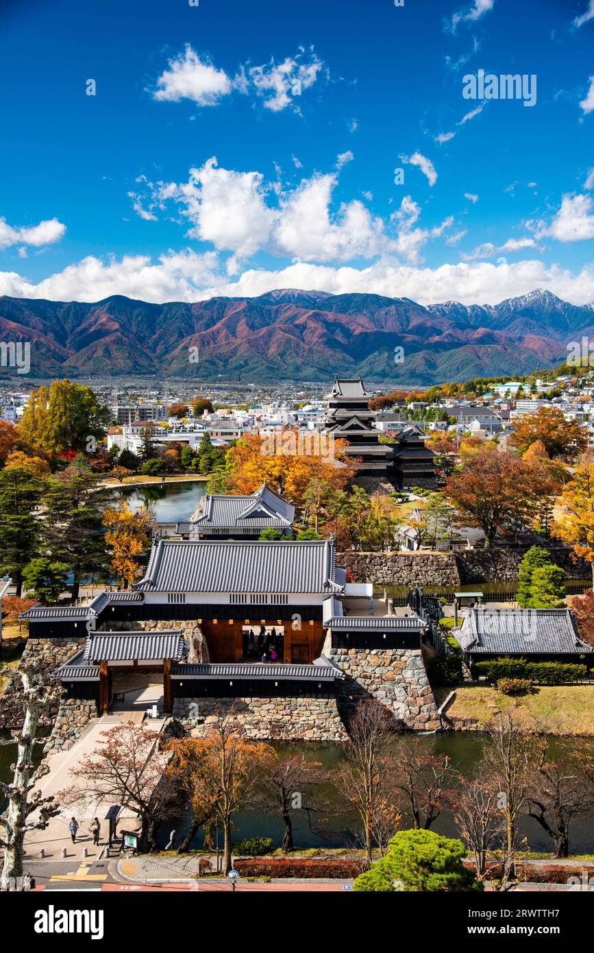 Castello di Matsumoto e Alpi settentrionali Foto Stock