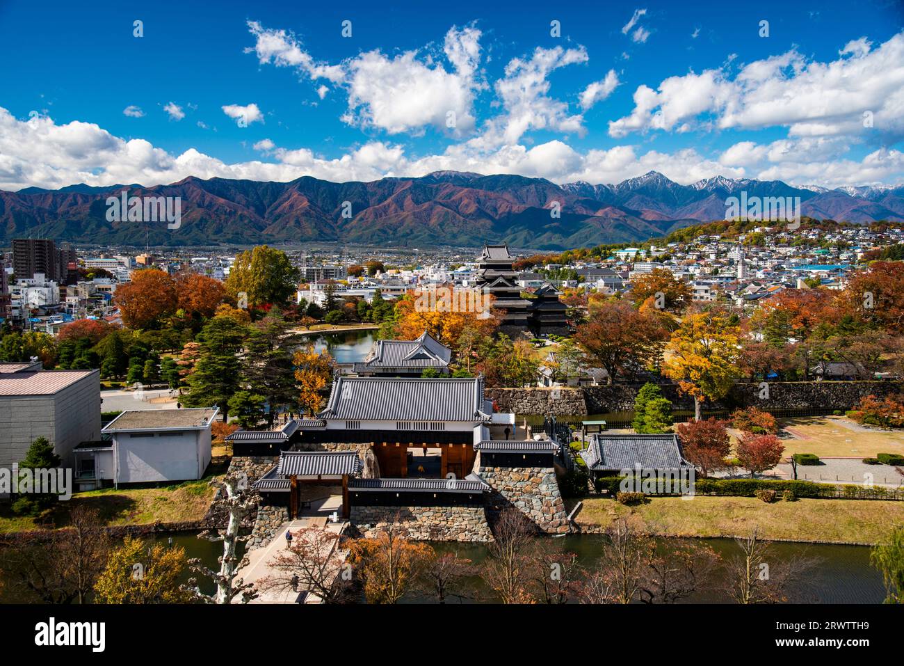 Castello di Matsumoto e Alpi settentrionali Foto Stock