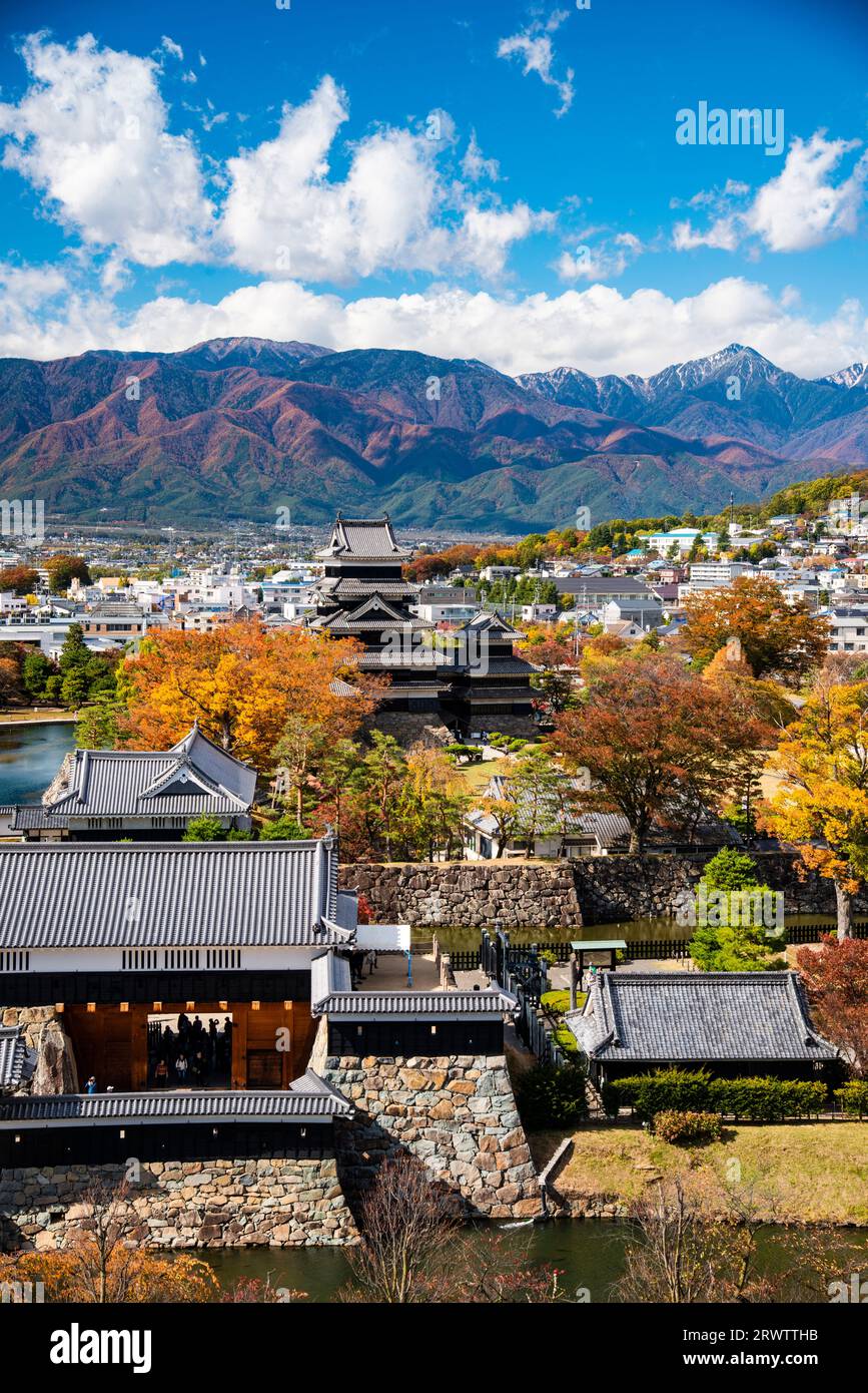 Castello di Matsumoto e Alpi settentrionali Foto Stock