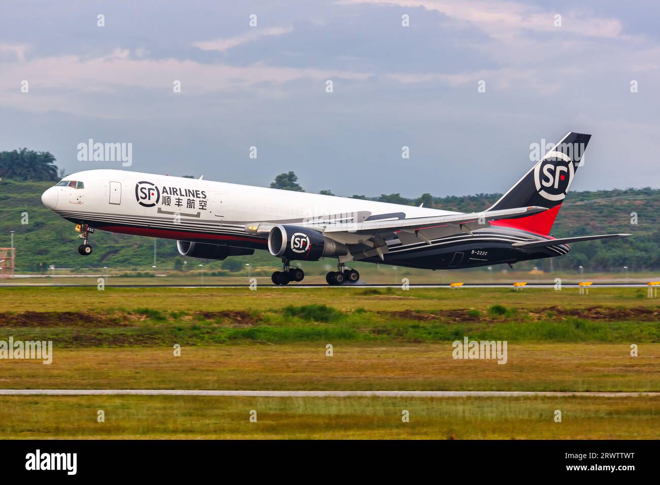 Kuala Lumpur, Malesia - 5 febbraio 2023: SF Airlines Boeing 767-300(ER)(BCF) aeroplano all'aeroporto di Kuala Lumpur in Malesia. Foto Stock