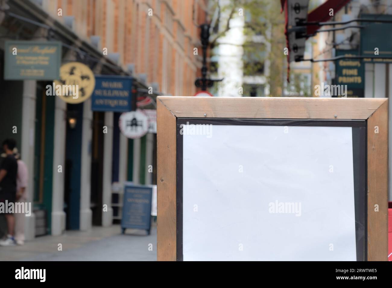 Cartello vuoto con spazio per le copie sulla strada dei negozi Foto Stock