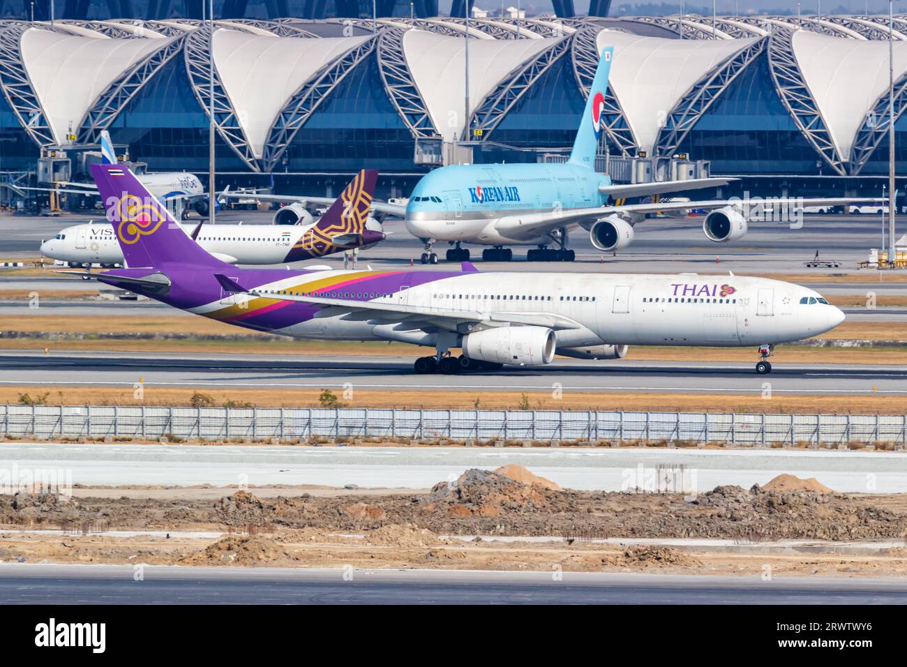 Bangkok, Thailandia - 9 febbraio 2023: Aereo Thai Airways Airbus A330-300 presso l'aeroporto Suvarnabhumi di Bangkok in Thailandia. Foto Stock