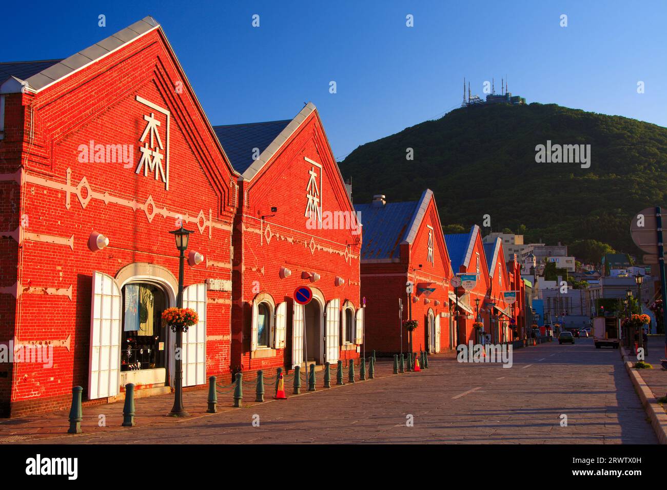 Kanemori Red Brick Warehouse e Mt. Hakodate al crepuscolo Foto Stock