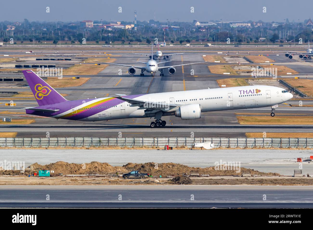 Bangkok, Thailandia - 9 febbraio 2023: Aereo Thai Airways Boeing 777-300ER all'Aeroporto Suvarnabhumi di Bangkok in Thailandia. Foto Stock