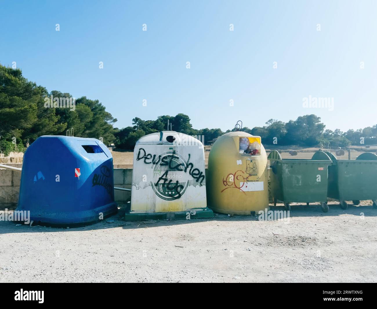 Maiorca, Spagna - 30 giugno 2023: In un parcheggio pubblico di Maiorca, i cestini dei rifiuti visualizzano il messaggio Feutschen Aus tradotto in inglese con la scomparsa dei tedeschi. Foto Stock