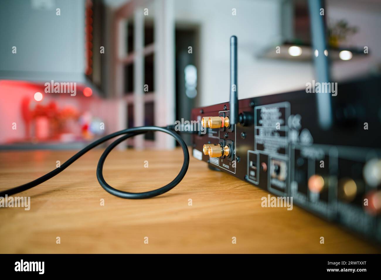 Francoforte, Germania - 30 gennaio 2023: Il retro del lussuoso sistema di streaming di rete Pioneer NC-50DAB con connettori dorati per altoparlanti, un'antenna Wi-Fi e un cavo di alimentazione collegato saldamente. Foto Stock