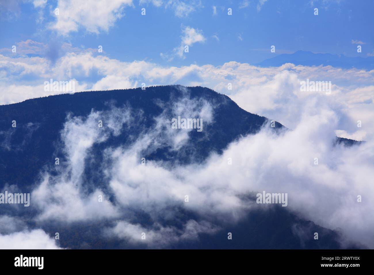 Gohidake e Mt. Norikura vista da Yokoteyama con un mare di nuvole e nuvole che sguazzano Foto Stock