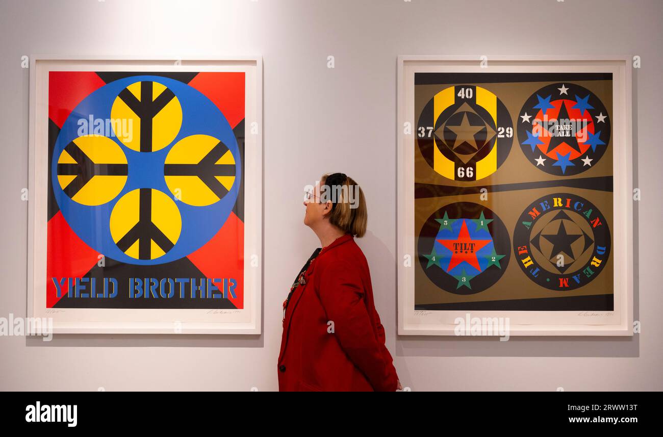 Shapero Modern Gallery, Londra, Regno Unito. 21 settembre 2023. Una mostra che celebra le opere iconiche di Robert Indiana (1928-2018), tra cui Love and Hope pochi giorni dopo quello che sarebbe stato il suo 95° compleanno. Indiana è stato per sempre associato al movimento Pop Art con il suo AMORE per le immagini progettato nel 1964, inizialmente come biglietto d'auguri personale. Le schermate e le incisioni variano da £ 35.000 a £ 950. Crediti: Malcolm Park/Alamy Live News Foto Stock