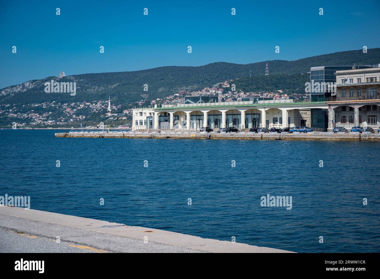 TRIESTE, ITALIA - 10 SETTEMBRE 2023: Il vecchio porto di Trieste - Porto Vecchio , Italia nord-orientale Foto Stock