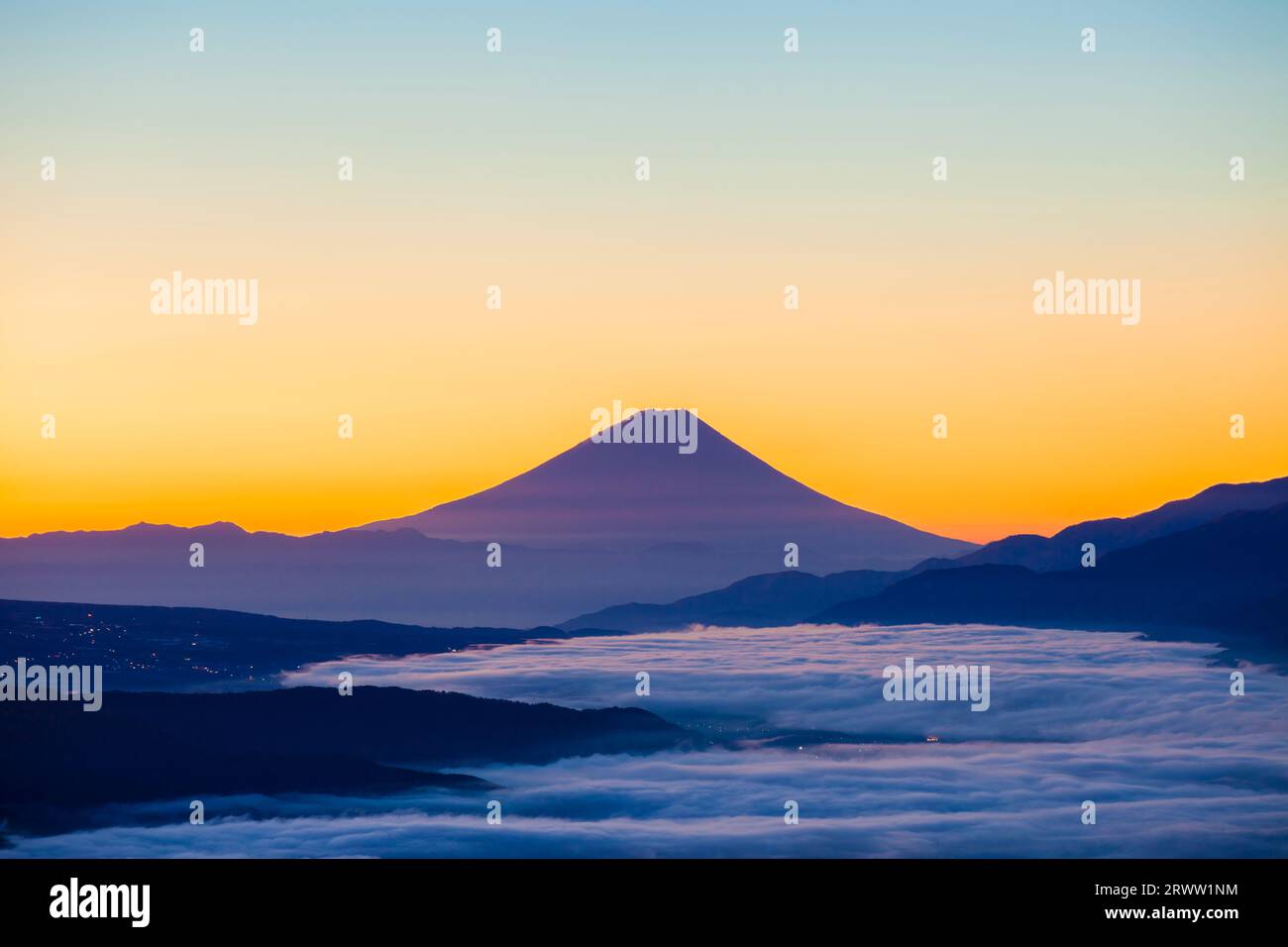 Fuji e Mare delle nuvole dall'altopiano di Takabotchi Foto Stock