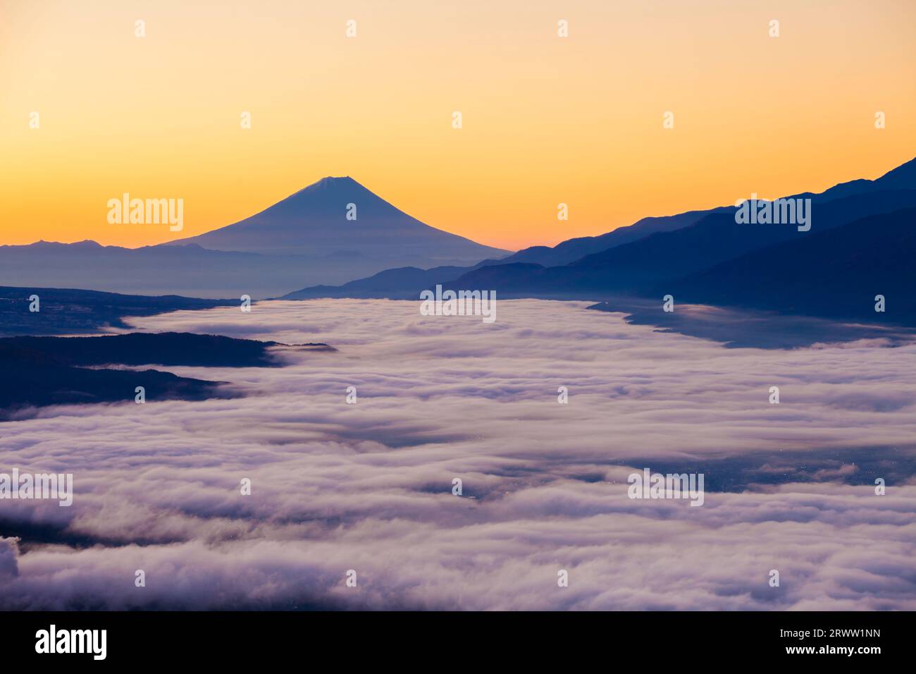 Fuji e Mare delle nuvole dall'altopiano di Takabotchi Foto Stock