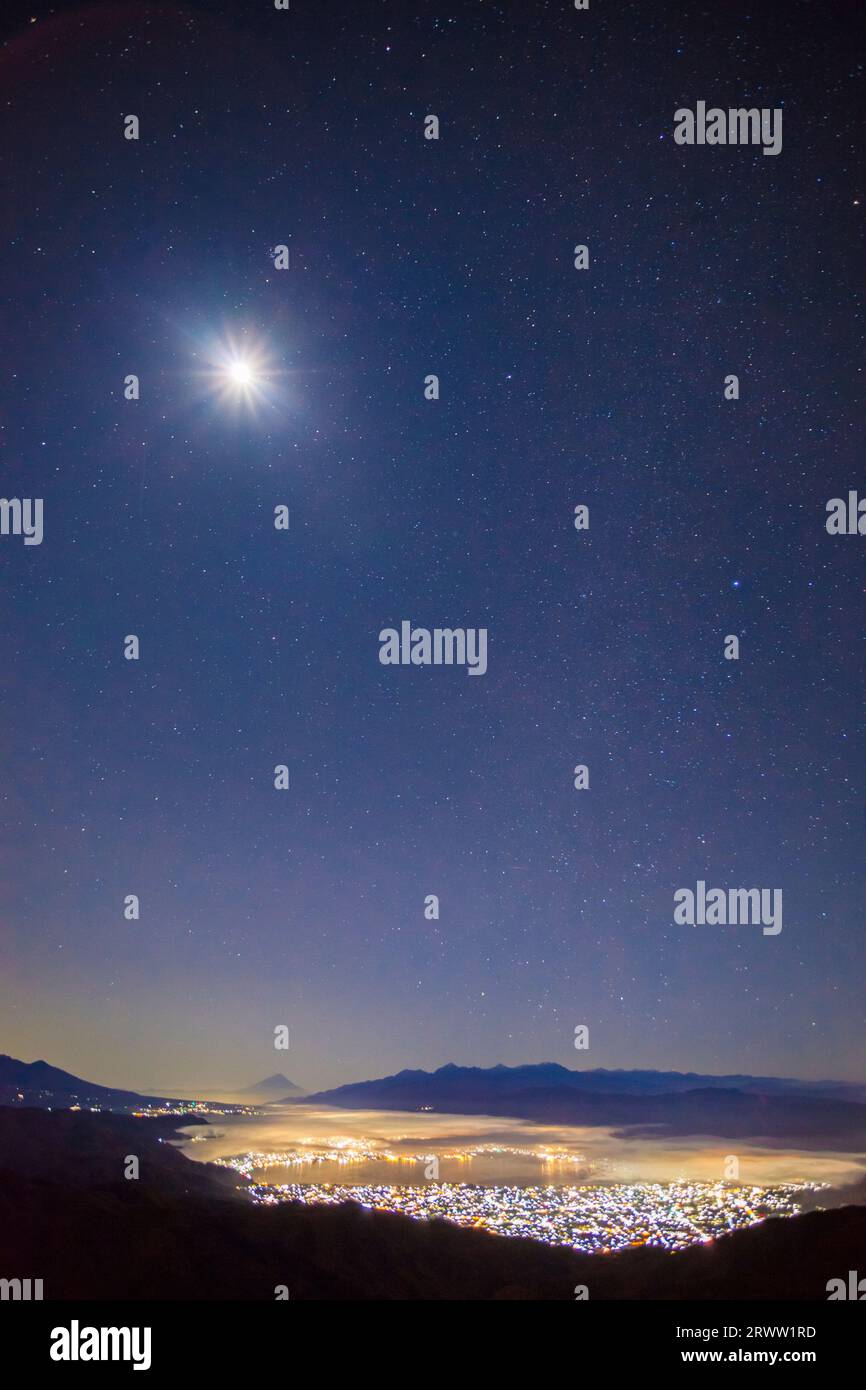 Fuji, Luna e Vista notturna dall'Altopiano di Takabotchi Foto Stock