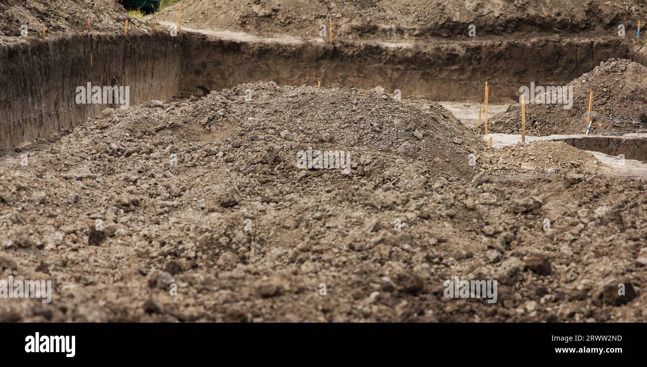Gli archeologi scavano sul campo per cercare reperti e reperti storici. Lavori archeologici Foto Stock