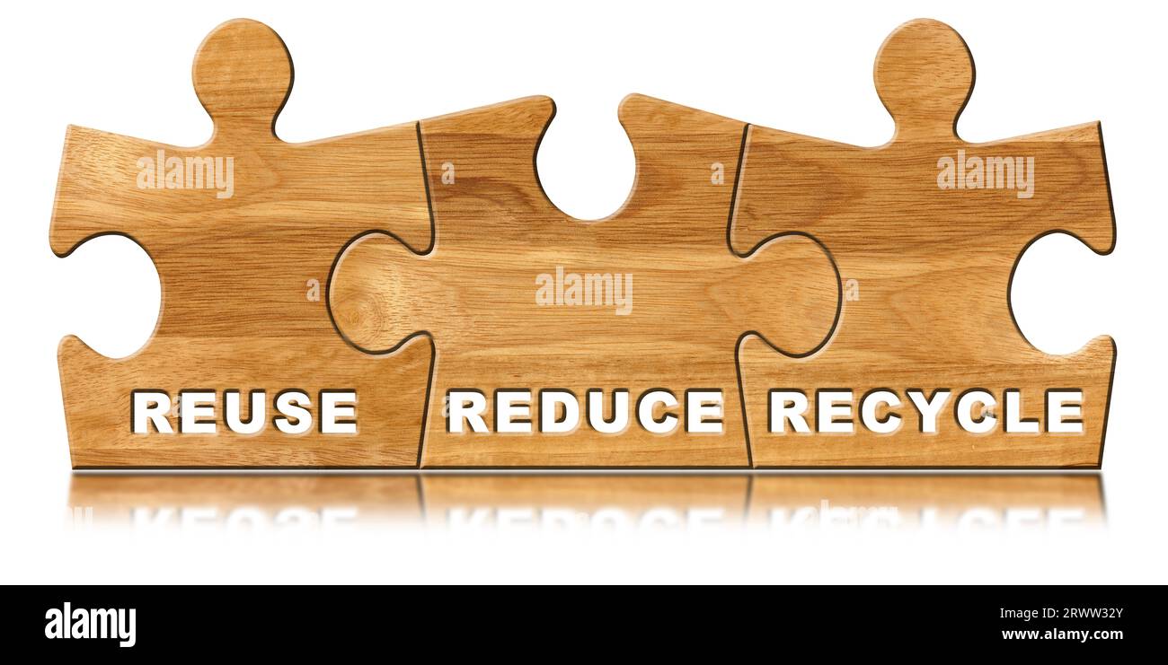 Primo piano di tre pezzi di puzzle in legno con testo, riutilizzo, riduzione, riciclaggio, isolati su sfondo bianco. Concetto di risorse sostenibili. Illustrazione 3D. Foto Stock