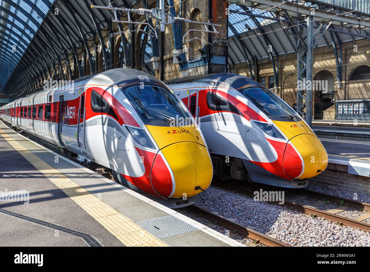 Londra, Regno Unito - 29 aprile 2023: Treno ad alta velocità Azuma InterCity della London North Eastern Railway LNER alla stazione ferroviaria King's Cross di Lond Foto Stock