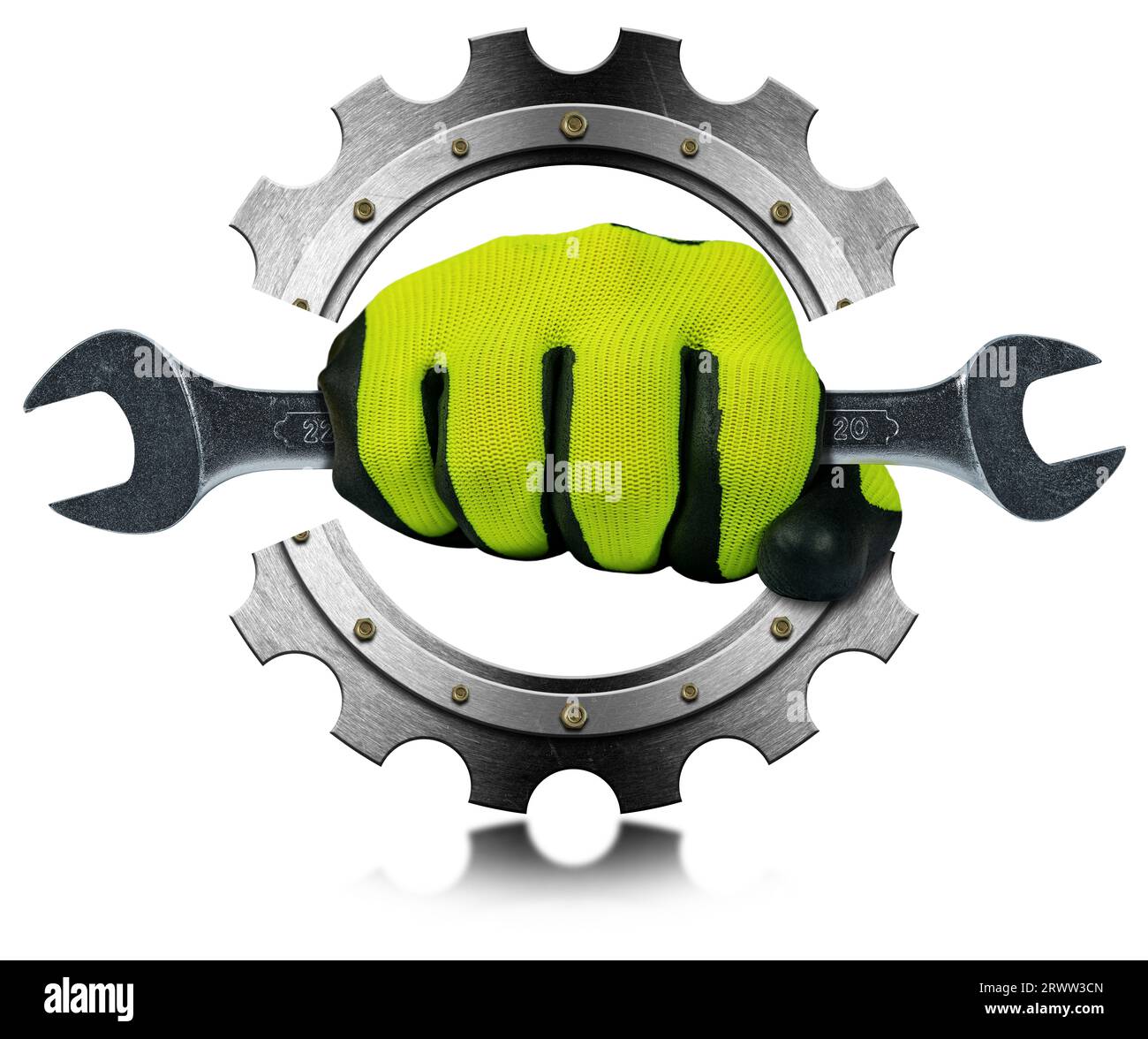 Lavoratore manuale con guanto da lavoro protettivo verde e nero che contiene una chiave o una chiave in acciaio inox, su un ingranaggio metallico (ruota dentata), isolato su bianco. Foto Stock