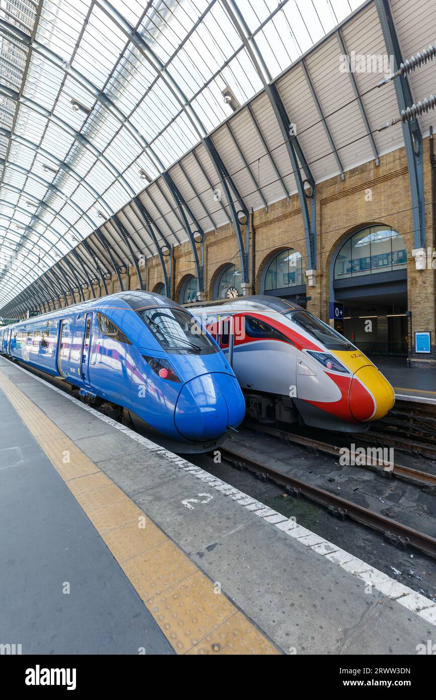 Londra, Regno Unito - 29 aprile 2023: Treni ad alta velocità Azuma della London North Eastern Railway LNER e Lumo del FirstGroup presso la stazione ferroviaria King's Cross Foto Stock