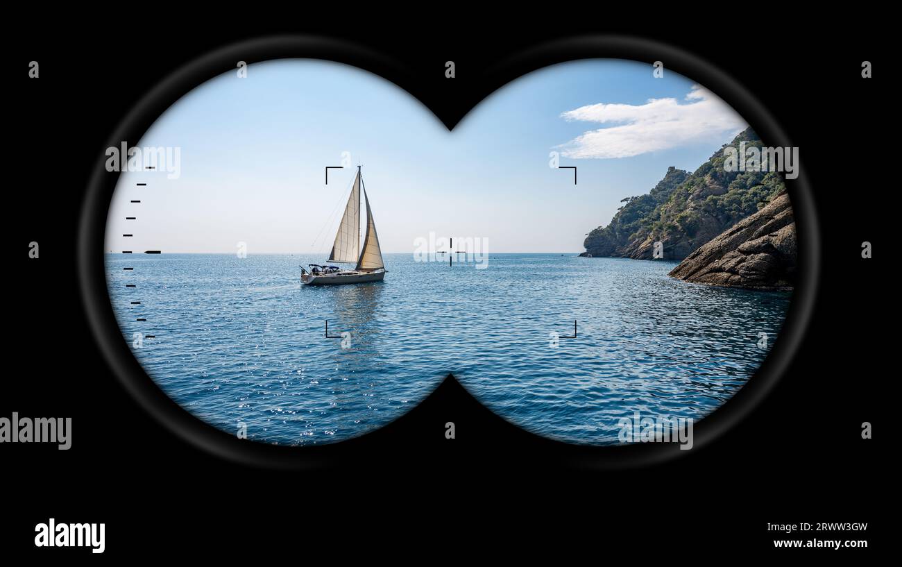 Punto di vista del binocolo con una barca a vela bianca in movimento nel blu del Mediterraneo, nella baia di San Fruttuoso tra Portofino e Camogli, Genova. Foto Stock