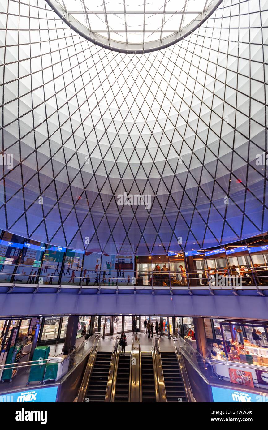 New York City, Stati Uniti - 30 aprile 2023: Stazione della metropolitana Fulton St. Formato ritratto di architettura moderna a Manhattan New York, Stati Uniti. Foto Stock