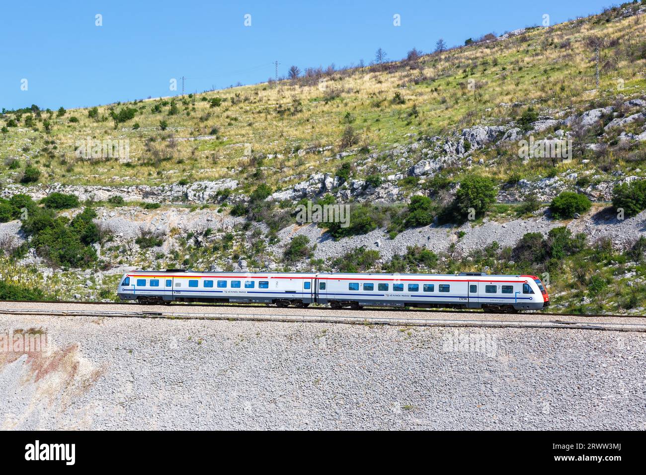 Plano, Croazia - 28 maggio 2023: Treno pendolare con sistema inclinabile delle ferrovie croate Hrvatske Zeljeznice vicino a Plano, Croazia. Foto Stock
