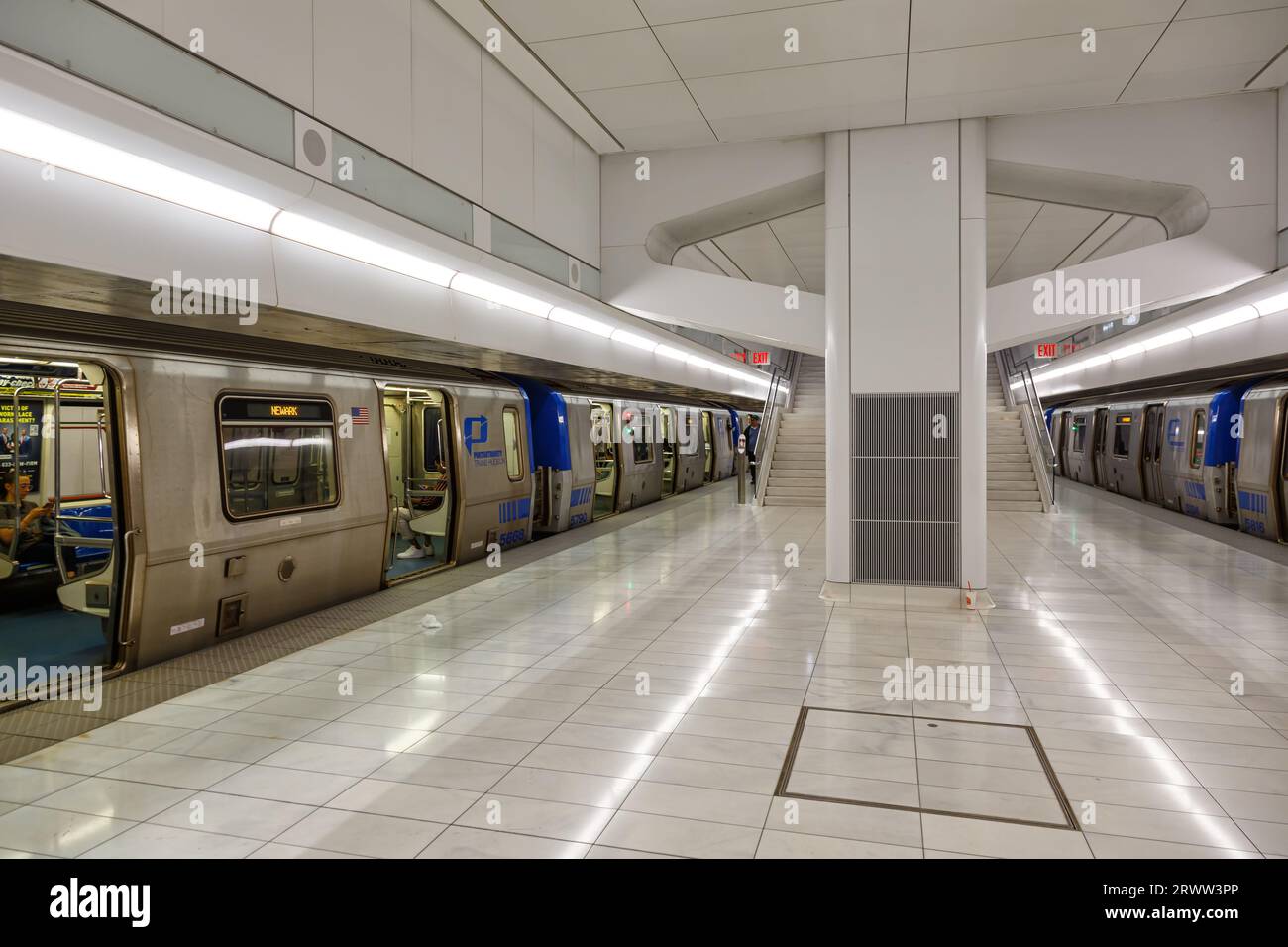 New York City, Stati Uniti - 11 maggio 2023: PATH Port Authority Trans-Hudson trasporto pubblico in treno pendolare alla stazione WTC del World Trade Center a New York Foto Stock