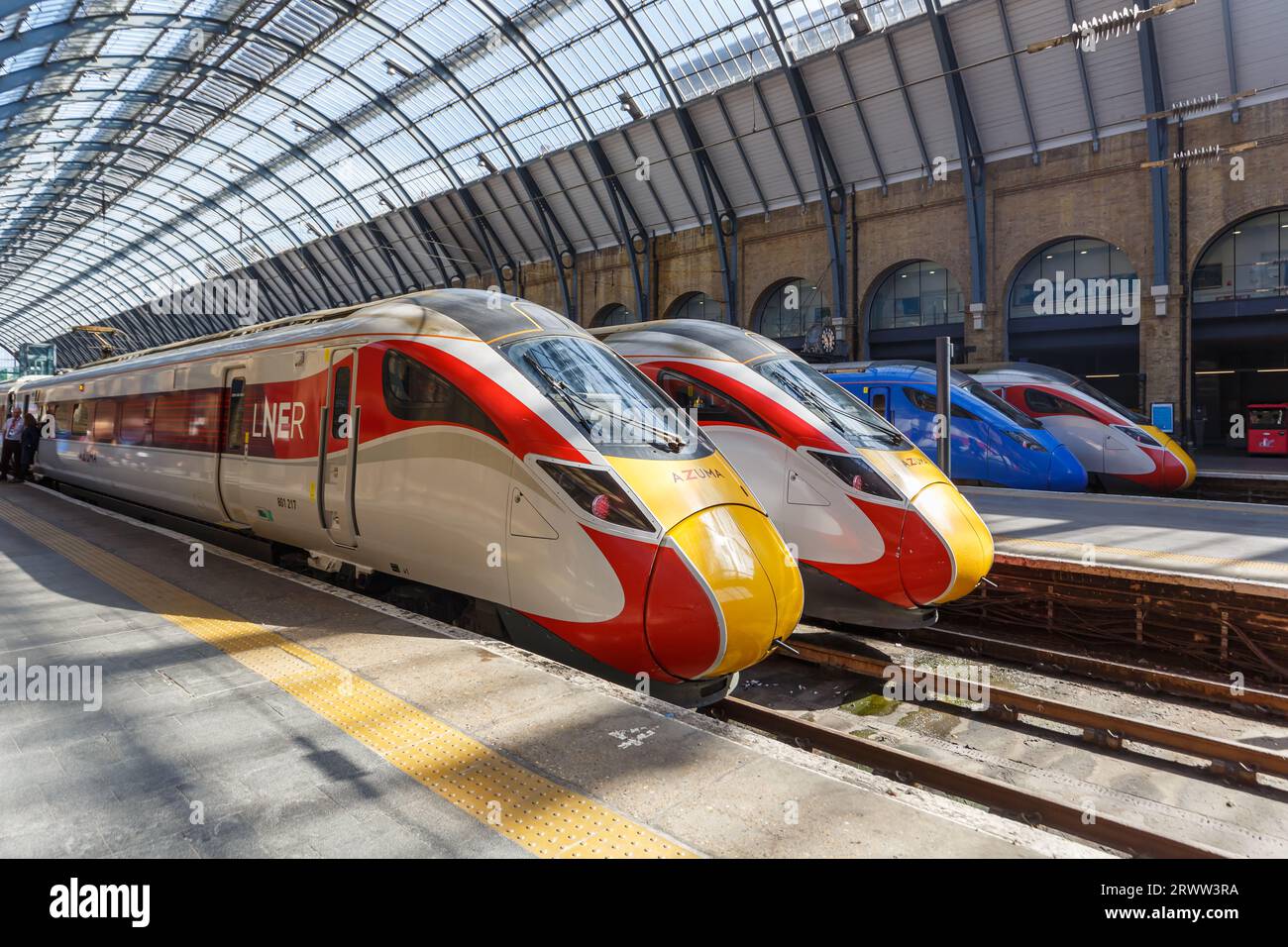 Londra, Regno Unito - 29 aprile 2023: Treni ad alta velocità Azuma della London North Eastern Railway LNER e Lumo del FirstGroup presso la stazione ferroviaria King's Cross Foto Stock